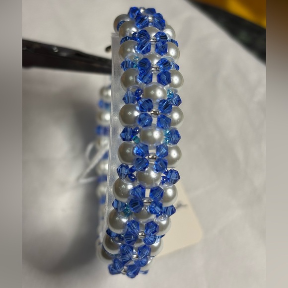 Hand crafted bracelet white glass pearls & Czech bicones toggle clasp. - Picture 5 of 5